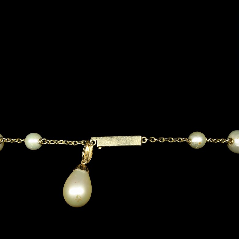 18 K gold and pearls necklace.