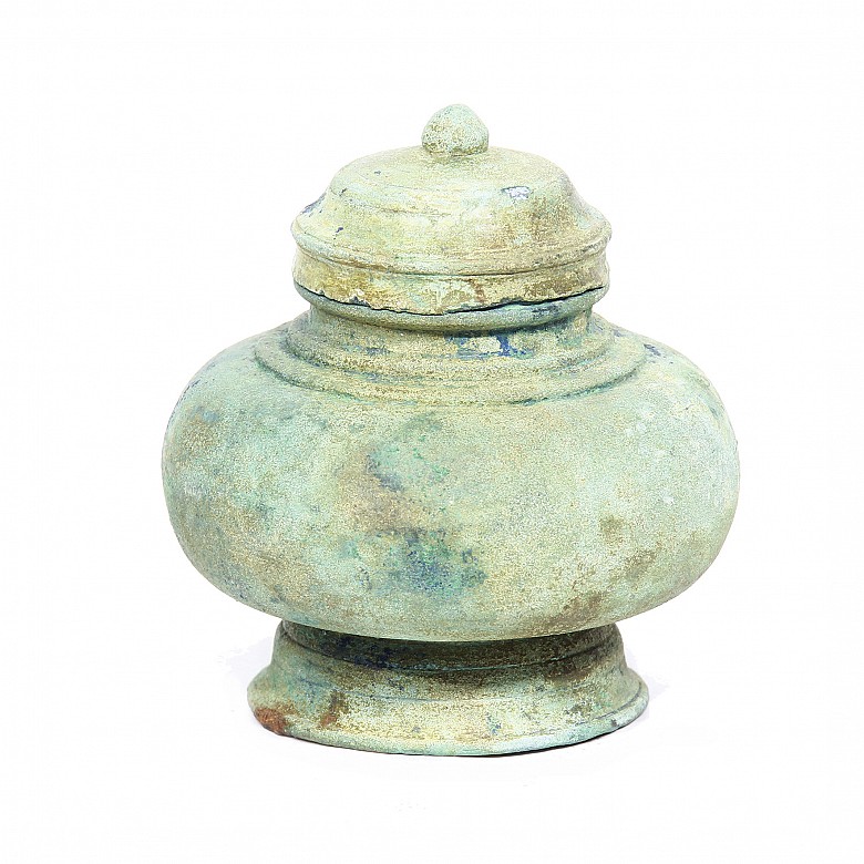 Indonesian bronze urn. - 2