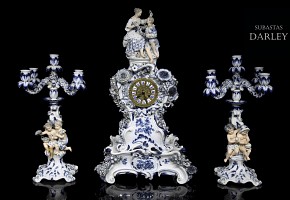 Juego de reloj con dos candelabros y peana, Meissen, S.XIX - XX