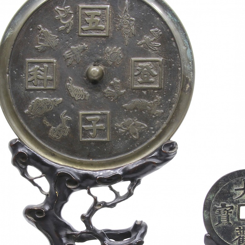Reproducción de monedas chinas con peana.