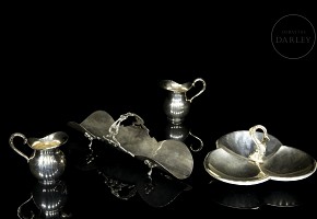 Cuatro pequeños objetos de plata