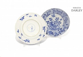 Dos platos de porcelana, China, dinastía Kangxi (1654 - 1722)