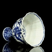Cuenco con pie de porcelana, azul y blanco, S.XX