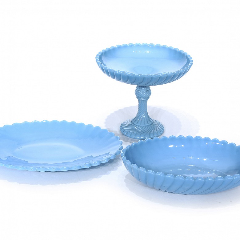 Tres centros de mesa en vidrio opalina azul, ca.1900