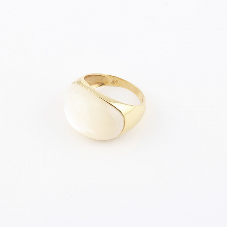 ring Natural mother of pearl  in 18k yellow gold