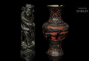 Set of lacquer vase and a wooden sage figure, 20th century