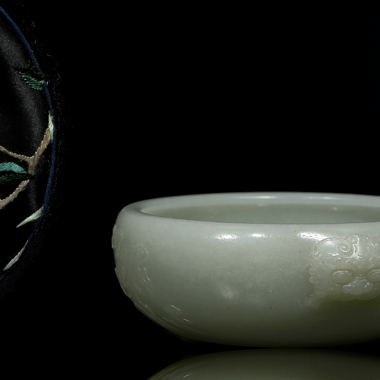 Jade brush bowl, with box, Qing dynasty