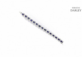 Shiny bracelet with sapphires in 18k white gold mount