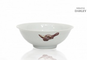 Cuenco de porcelana con peces, con marca, S.XX
