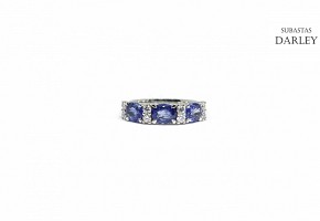 18k white gold ring with sapphires and diamonds