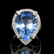 Ring in 18k white gold with topaz and diamonds