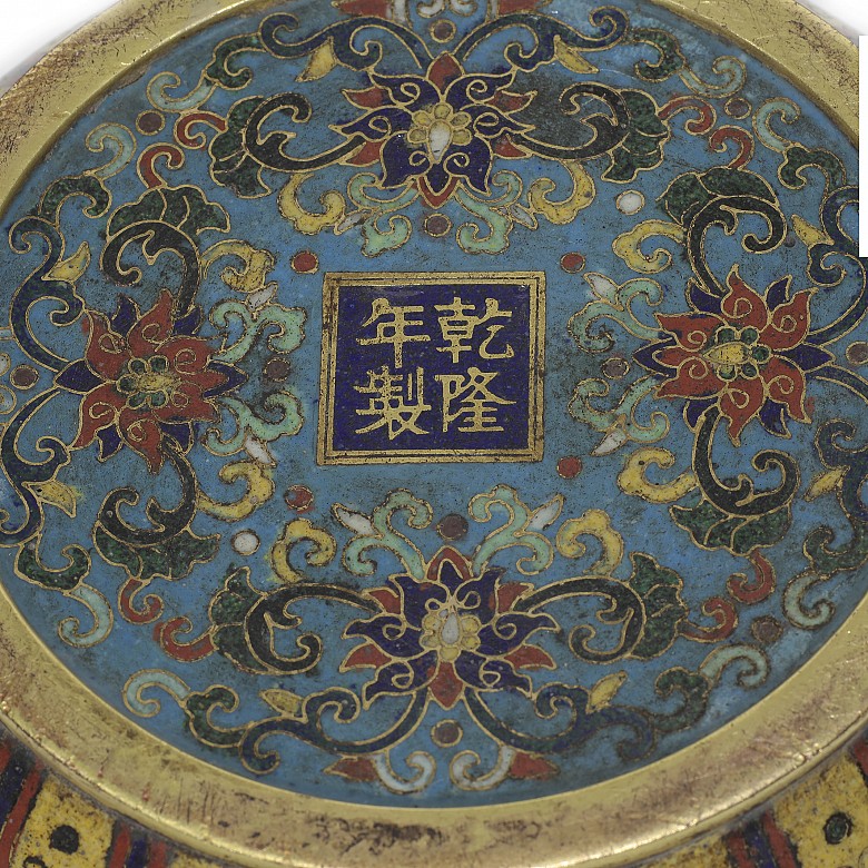 Tetera de esmalte cloisonné, con marca Qianlong
