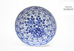 Gran plato en porcelana azul y blanco, Kangxi, dinastía Qing.