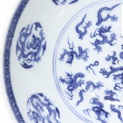 Cuenco de dragones en azul y blanco, dinastía Qing.