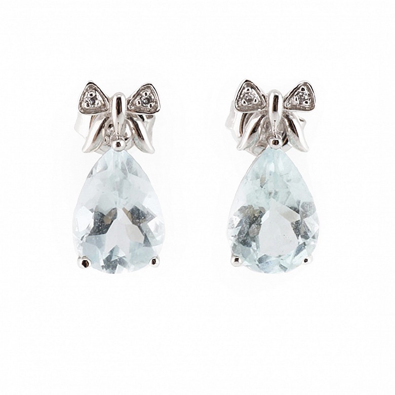 Earrings in 18k white gold and diamonds, with aquamarines.
