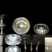 Lote de varios objetos de plata y cristal, siglo XX