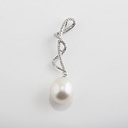 梨型白珍珠配钻石18k白金挂坠