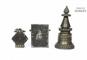 Lote de tres objetos tibetanos, s.XX