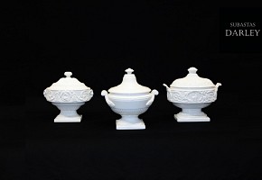Tres vasos decorativos de cerámica esmaltada, s.XX
