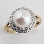 18k yellow gold ring with pearl and diamonds.