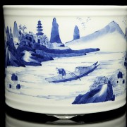 Bote de cerámica para pinceles, azul y blanco, dinastía Qing