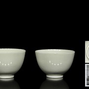 Pareja de tazas en porcelana monocroma, dinastía Qing