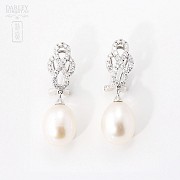 Pendientes con perlas blancas y diamantes en oro blanco 18k