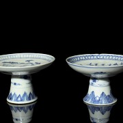 Dos platos con pie, azul y blanco, dinastia Qing
