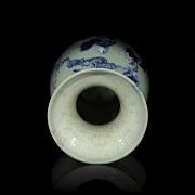Jarrón de porcelana esmaltado con fondo celadón, S.XX