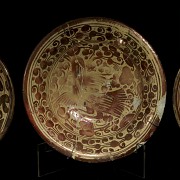 Three deep dishes in metallic lustre 