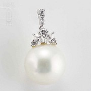 18k white gold necklace with Australian pearl and diamonds