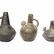 Grupo de tres recipientes de cerámica negra