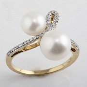 Anillo de oro amarillo de 18k, perlas blancas y diamantes - 2
