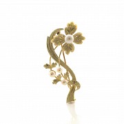 Flower-shaped brooch with pearls in 18k yellow gold - 2