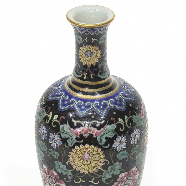 Pequeño jarrón esmaltado familia negra, periodo Qianlong.