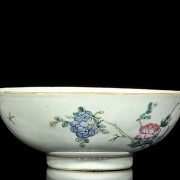 An enameled porcelain 