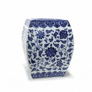 Blue and white porcelain vase, Qianlong period (1736 - 1795).