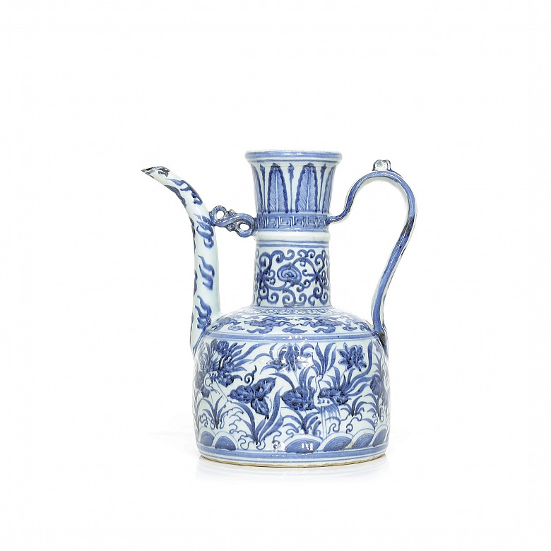 A blue and white pottery jug, 20th century