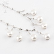 18k white gold necklace with white pearls and diamonds.