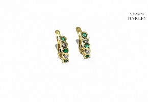 Earrings in 18k yellow gold with emeralds and diamonds