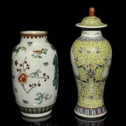 Dos jarrones de porcelana china, S.XX - 1