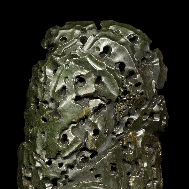 Figura tallada de jade verde espinaca 
