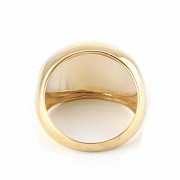Ring in 18k yellow gold with natural mother-of-pearl