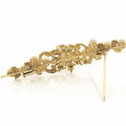 Broche alargado de oro amarillo 18 k, perlas y circonitas