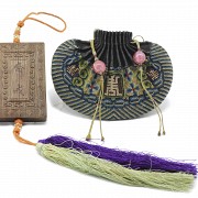 Lot of wooden plaque and bag, Qing dynasty (1644-1912), 19th century