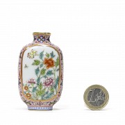 Porcelain enamelled and gilded snuff bottle, 20th century