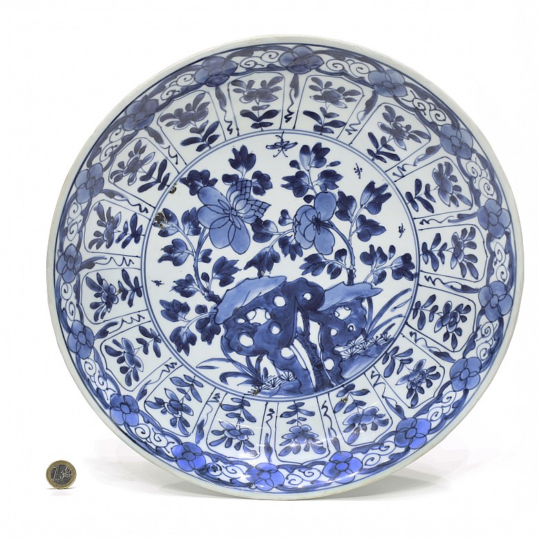 Large blue and white porcelain plate, Kangxi, Qing dynasty.