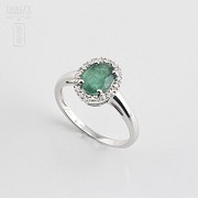 Ring with 1.21cts emerald  and diamonds  in white gold