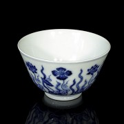 Pequeña taza de porcelana, con marca Qianlong