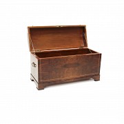 Baúl de madera lacada, s.XX